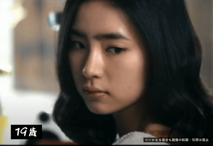 韓国女優シン・セギョンが映画「オガムド〜五感度〜 」に出演した際の画像。
髪はロングのウェーブで、後方をうつむき加減で見て暗い印象。